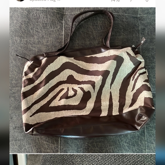 🦓 Chic Zebra Stripe Tote Bag - Cream & Brown with Full Zipper Top 🤎 - Picture 5 of 11